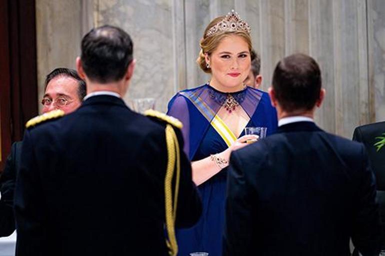 İki Kraliyet Ailesi Buluşması ve Genç Prensesin Göz Alıcı Görünümü