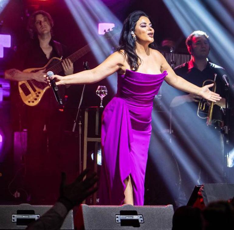 Ünlü Şarkıcı Zara'nın Konserinde Estetik Yorumları