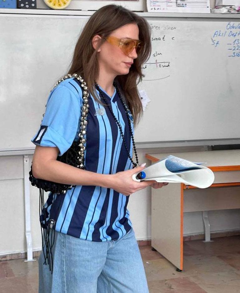 Ünlüler Sandık Başında: Serenay Sarıkaya Adana Demirspor Formasıyla Oy Kullandı