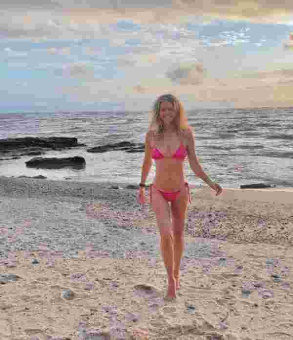 57 lik Paulina Porizkova dan bikinili poz #2