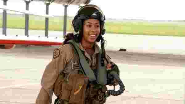 ABD'de 110 yıl sonra ilk defa bir siyahi kadın savaş uçağı pilotu oldu