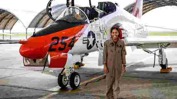 ABD'de 110 yıl sonra ilk defa bir siyahi kadın savaş uçağı pilotu oldu