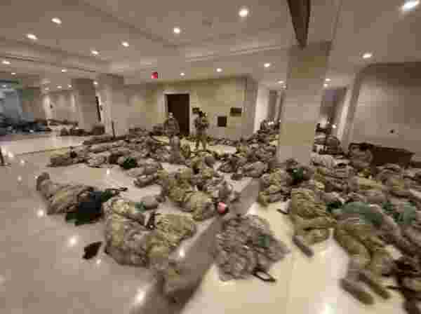 ABD'de kanlı baskın sonrası Ulusal Muhafızlar, Kongre binasında yerlerde sabahlıyor