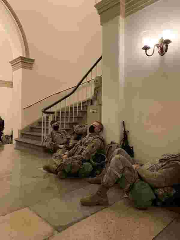 ABD'de Başkan Trump'ın azli görüşülürken Ulusal Muhafızlar, Kongre binasında yerlerde yattı