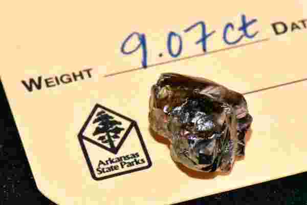 ABD'de park ziyaret eden kişi 9 karatlık elmas buldu