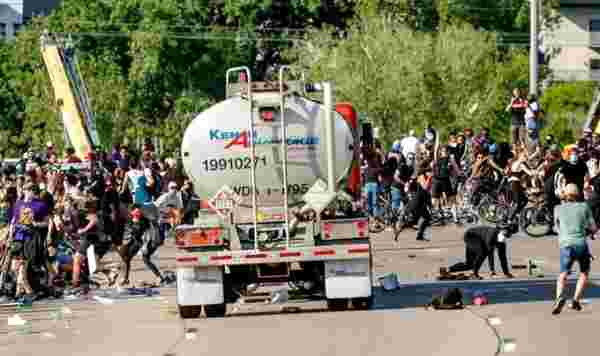 ABD'de vatandaşlar birbirine girdi! Tanker sürücüsü, aracını binlerce protestocunun üzerine sürdü