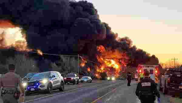 ABD'de yakıt yüklü tankerle trenin çarpıştığı kazada, alevler gökyüzünü sardı