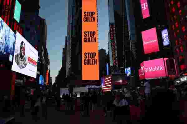 ABD'nin New York Times Meydanı'nda 'Gülen'i durdurun' yazılı ilan yayınlandı