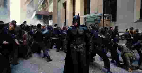 ABD'de Batman kostümlü biri protestolara katıldı