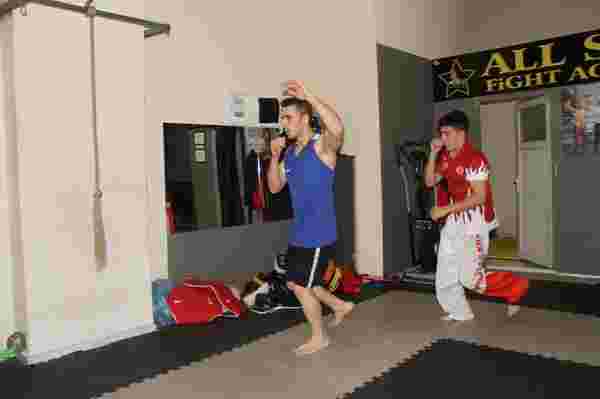 Abi-kardeş, sırt sırta vererek kick boksta şampiyonalara hazırlanıyor
