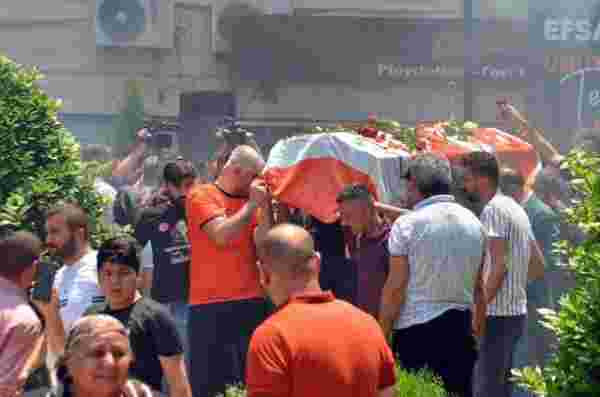 Adanaspor'un acı günü! Gözyaşları sel oldu, taraftarlar meşalelerle son yolculuğuna uğurladı