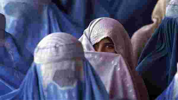 Afgan kadınlar erkeklerle aynı sınıflarda olmamak kaydıyla üniversiteye gidebilecekler