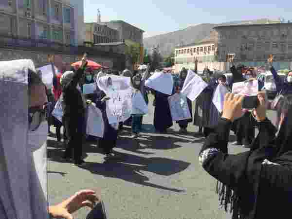 Kabil'de kadınlar sokaklara çıktı! Taliban'dan daha fazla hak talep ettiler