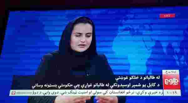 Afganistan'da tarihi an! Taliban yetkilisi televizyon kanalına çıkıp kadın spikerle röportaj yaptı