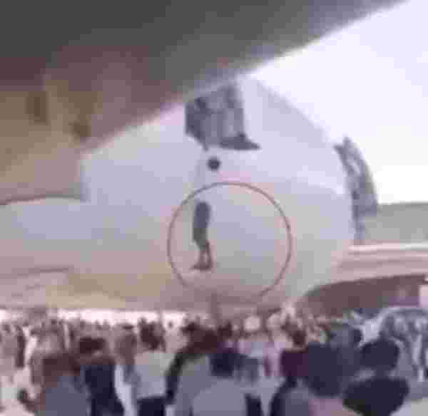 Afganistan'da halk çaresiz! Havalanan uçaktan tutunarak kaçmaya çalıştıkları anları kamerada