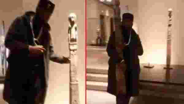 Afrikalı adam, Louvre Müzesi'ndeki ahşap heykeli eline alıp haykırdı: Sömürgeciler tarafından bizden çalınanları almaya geldim