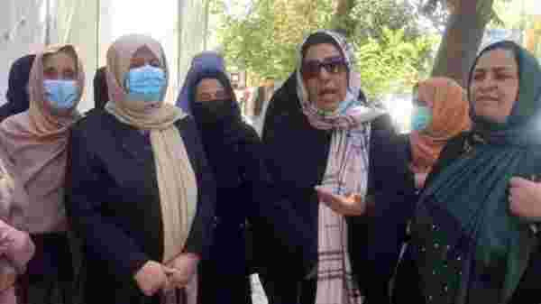 Ajans güvenlikleri için fotoğraftaki herkesi buzladı! Taliban'ın işine son verdiği kadın hakim hayatından endişe ediyor