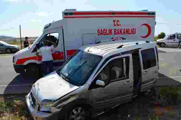 Aksaray'da hafif ticari araç ile otomobilin çarpışması sonucu 6 kişi yaralandı