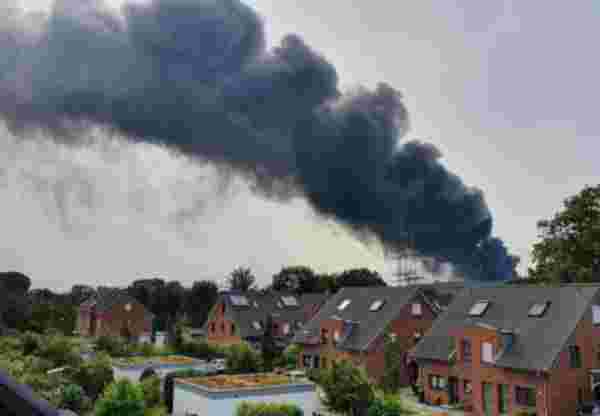 Almanya'da korkutan patlama! Dumanlar kilometrelerce öteden görüldü, halka 'Dışarı çıkmayın' uyarısı yapılıyor
