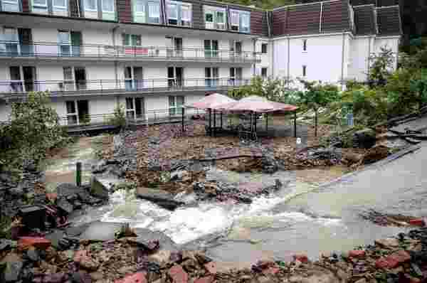 Almanya'da sel felaketi! 6 bina yıkıldı, 20 kişi yaşamını yitirdi