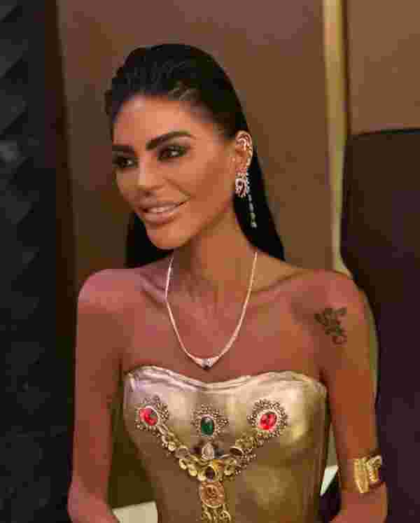 Altın kaplamalı elbise giyen Süreyya Yalçın sosyal medyada gündem oldu - Resim : 2