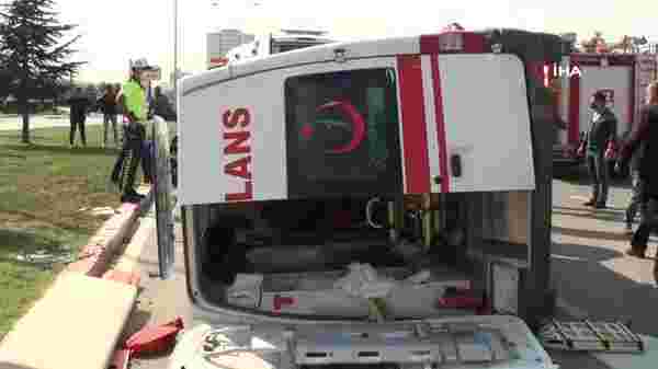 Ambulans ile minibüs çarpıştı, seyyar satıcının aracı refüje fırladı: 10 yaralı