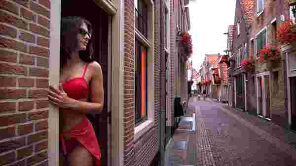 Amsterdam'ın ünlü sokağı koronavirüs tedbirleriyle açılıyor! Dikkat çeken öpüşme uyarısı