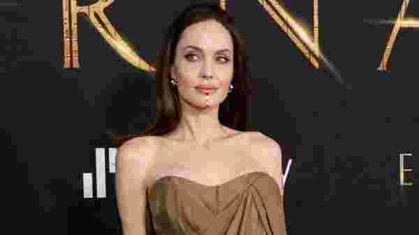 Angelina Jolie, çenesine taktığı mücevher ile olay oldu