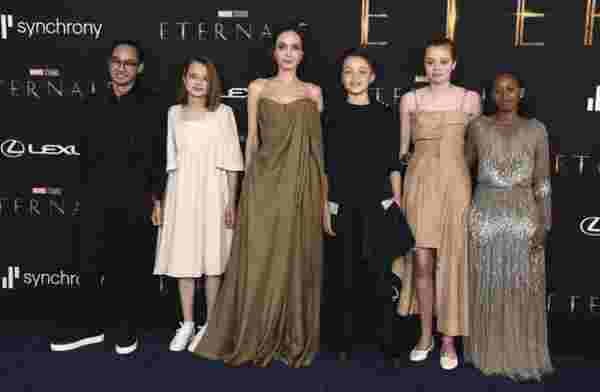 Angelina Jolie, çocuklarıyla galada #1
