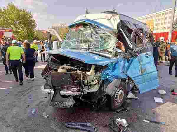 Ankara'da otomobilin çarptığı yolcu minibüsü metrelerce sürüklendi! 20 kişi yaralandı