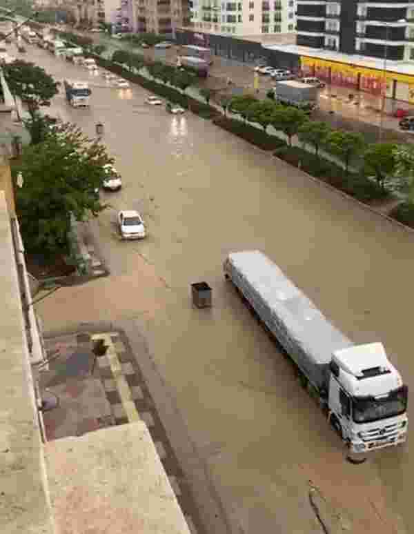 Ankara'da sağanak yağış sonrası yolları su bastı, vatandaşlar zor anlar yaşadı
