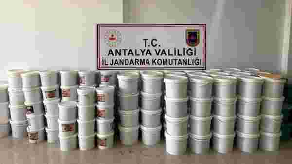 Antalya'da 7,5 ton sağlıksız salça ve turşu ele geçirildi