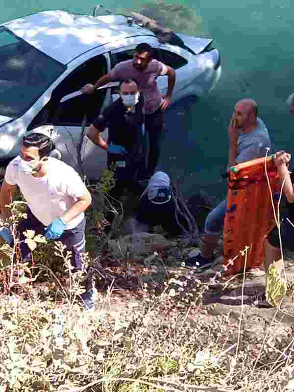 Antalya'da ırmağa düşen otomobildeki 2 kişi yaralandı
