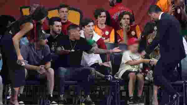 Galatasaray'ın maçında olay çıktı! Yıldız futbolcu tribünden çocuğuna madde atılınca çıldırdı