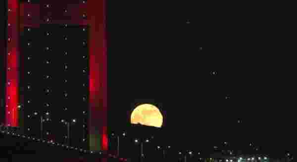 Süper Çiçek Kanlı Ay tutulması böyle görüntülendi