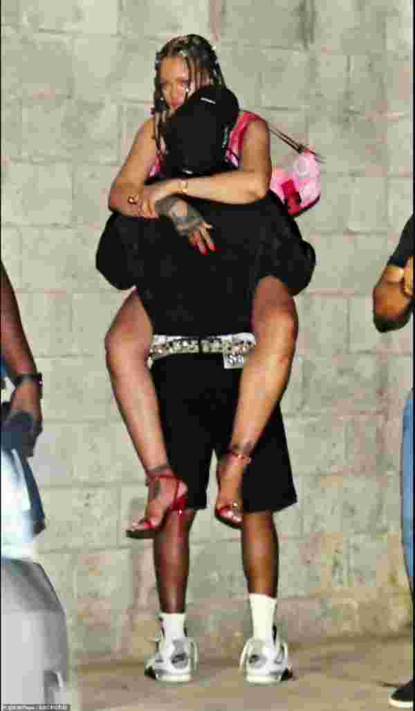 ASAP Rocky, Rihanna yı kucağında taşıdı #1