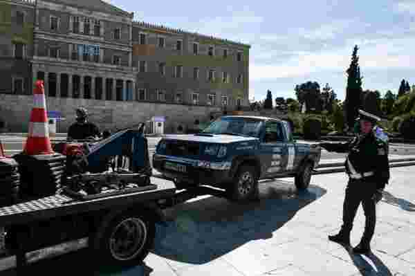 Atina'da parlamento önüne 'Yunanistan'ı Türkiye Yönetiyor' yazılı kamyonet bırakıldı