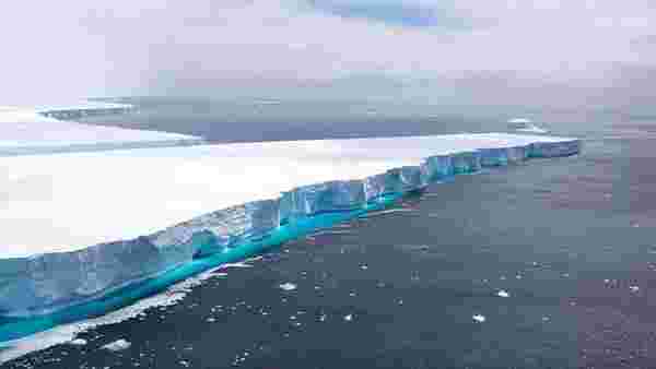 Atlantik'te sürüklenen dünyanın en büyük buz dağı A68A'dan büyük bir parça daha koptu