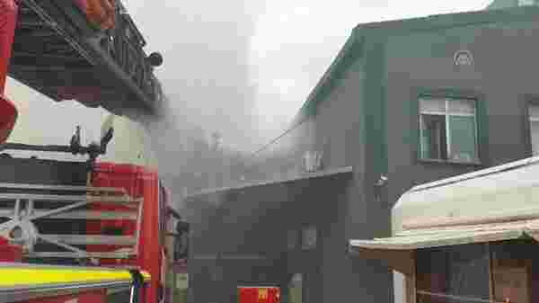 Avcılar Firuzköy Bulvarı'nda iki katlı iş yerinin çatısına yangın