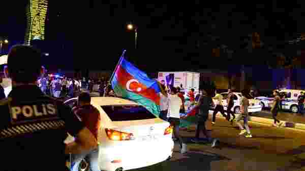 Azerbaycan'da halk, Ermenistan'ın saldırılarını protesto etmek için sokağa çıktı