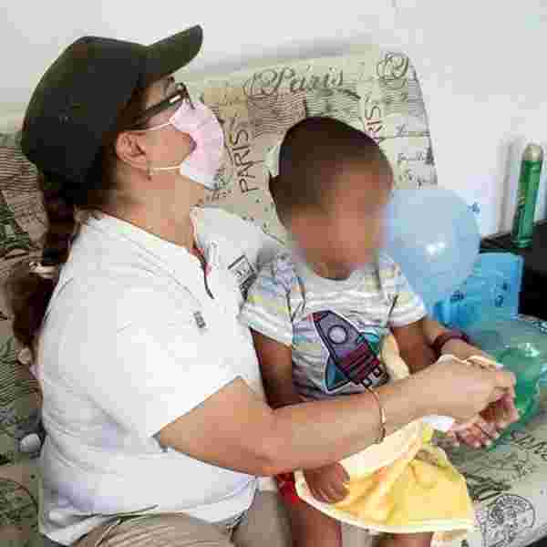ABD'ye göç etmeye çalışırken yolda babasından ayrılan iki yaşındaki çocuk Meksika'da cansız bir bedenin yanında bulundu