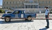 Atina'da parlamento önüne 'Yunanistan'ı Türkiye Yönetiyor' yazılı kamyonet bırakıldı