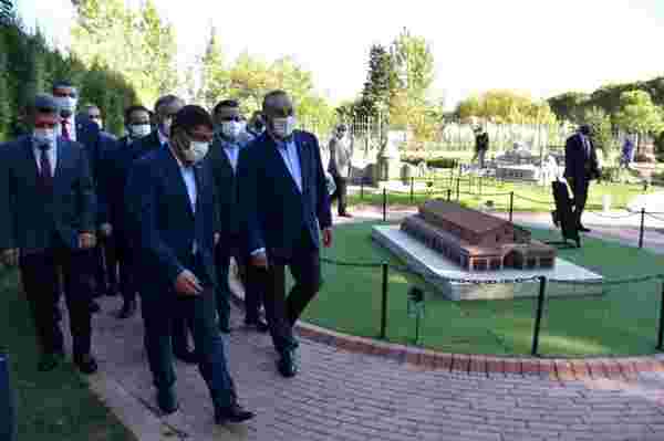 Bakan Çavuşoğlu Şehzadelerpark'ı ziyaret etti