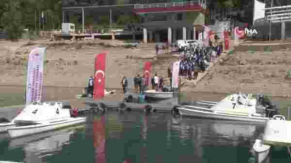 Bakan Pakdemirli Adana'da göle balık bıraktı