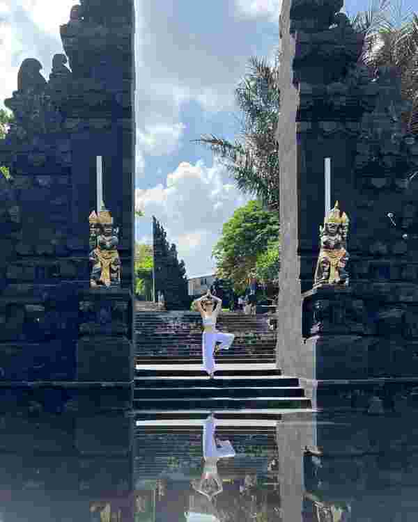 Bali'de tatil yapan Melis Sezen, dekolteli kıyafetleriyle art arda pozlar verdi