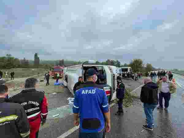 Bartın'dan Ankara'ya toplantıya giden MHP'lilerin içinde bulunduğu midibüs kaza yaptı: 2 ölü, 14 yaralı