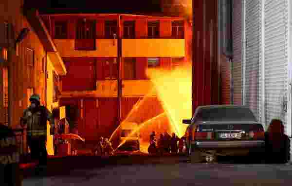 Başakşehir'de Sanayi Bölgesinde Yangın: Alevler Dükkanları Sardı