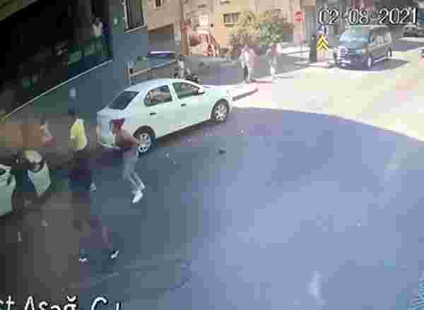 Beyoğlu'nda cadde ortasında bıçaklı kavga kamerada