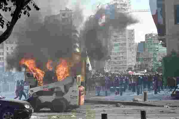 Beyrut'ta güvenlik güçleri ile protestocular arasında çatışma çıktı: 1 polis memuru öldü, 238 kişi yaralandı