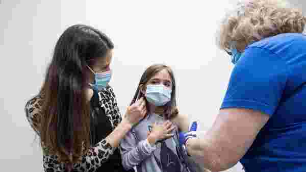 İngiltere 12-15 yaş grubu çocuklara Pfizer-BioNTech aşısını onayladı